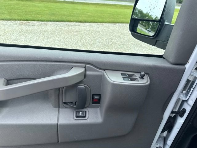 2025 Chevrolet Express Passenger 1LT