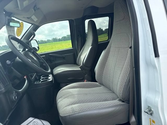 2025 Chevrolet Express Passenger 1LT