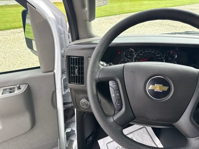 2025 Chevrolet Express Passenger 1LT