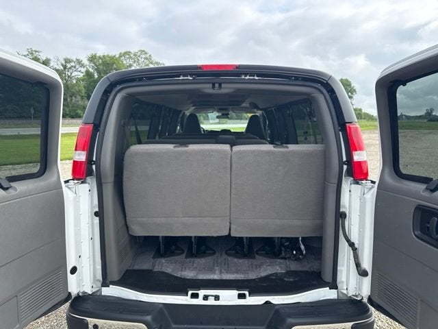 2025 Chevrolet Express Passenger 1LT