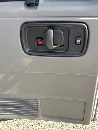 2025 Chevrolet Express Passenger 1LT