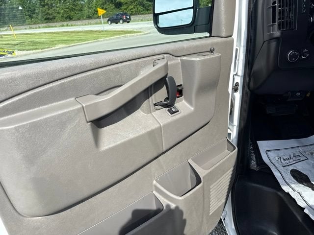 2025 Chevrolet Express Passenger 1LT