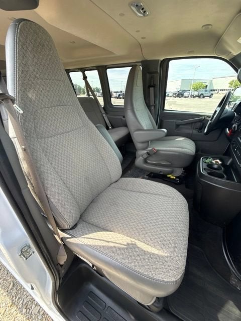 2025 Chevrolet Express Passenger 1LT