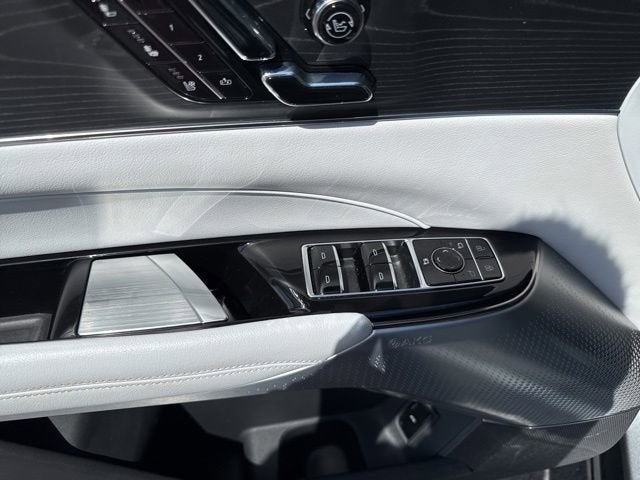 2024 Cadillac LYRIQ Luxury 2