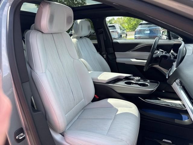 2024 Cadillac LYRIQ Luxury 2