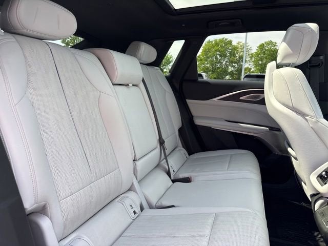 2024 Cadillac LYRIQ Luxury 2