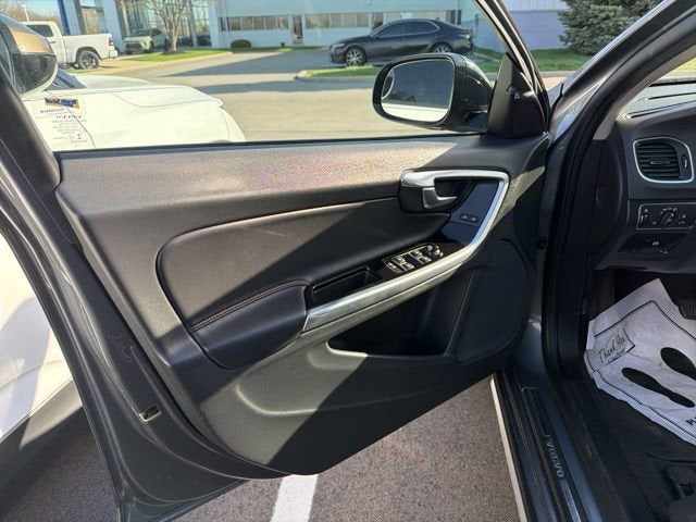 2016 Volvo V60 Cross Country T5